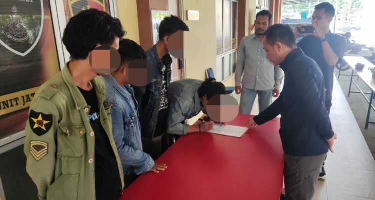 Keempat mahasiswa, masing-masing berinisial IH, AN, RF serta ZN menandatangani surat pernyataan permintaan maaf di Mapolresta Pontianak. (Foto: Jauhari)