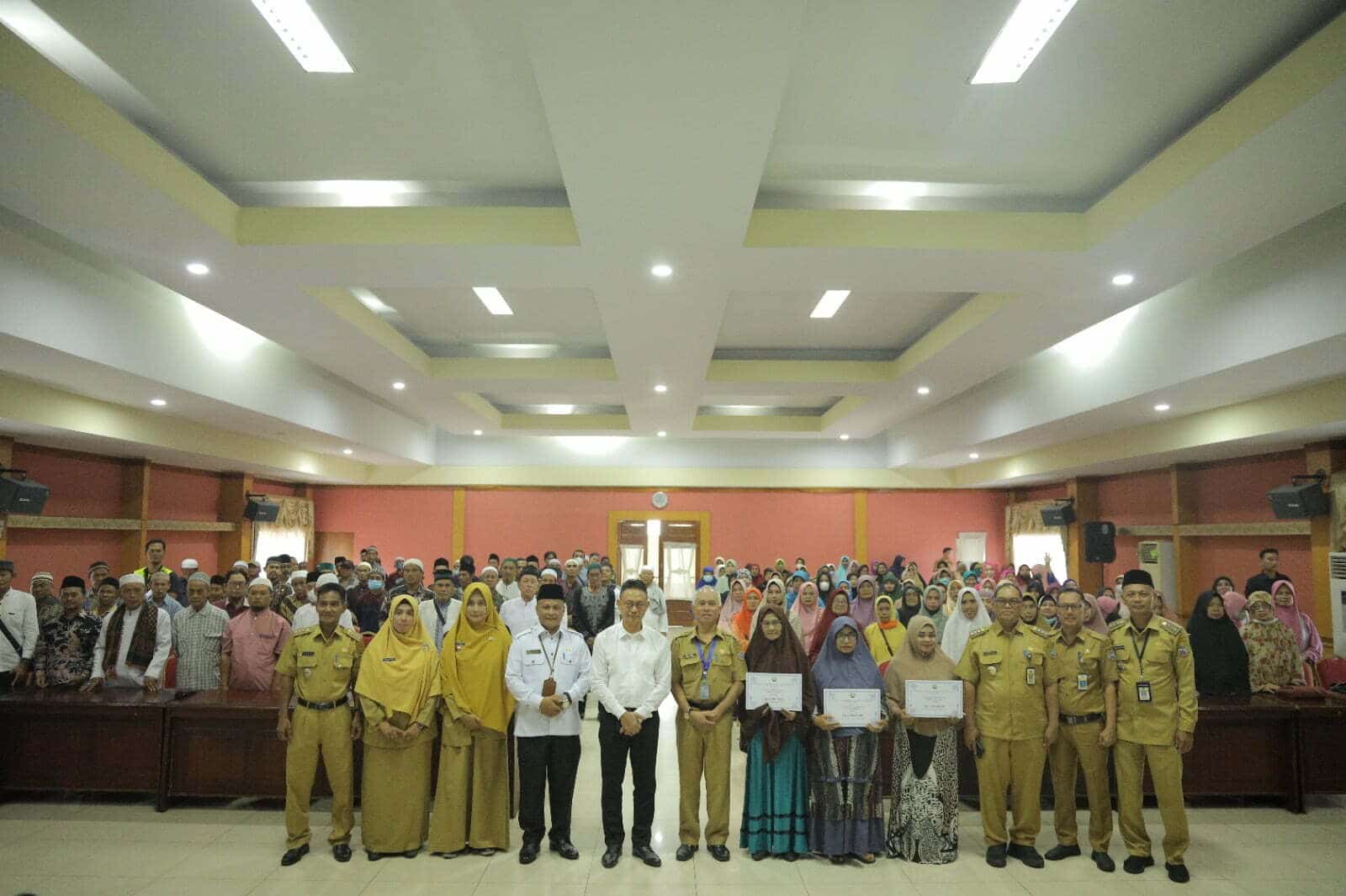 Foto bersama usai penyerahan secara simbolis bantuan operasional bagi guru ngaji tradisional se-Kota Pontianak. (Foto: Kominfo/Prokopim For KalbarOnline.com)