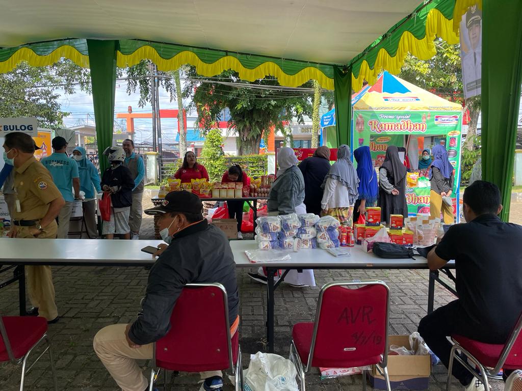 Operasi Pasar menyambut Hari Raya Idul Fitri 1444 Hijriyah mulai digelar di Kecamatan Pontianak Utara. Operasi pasar ini digelar di enam kecamatan dengan jadwal yang telah ditentukan. (Foto: Kominfo/Prokopim For KalbarOnline.com)