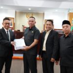 Wali Kota Pontianak, Edi Rusdi Kamtono menyerahkan LKPJ Tahun Anggaran 2022 kepada Ketua DPRD Kota Pontianak, Satarudin. (Foto: Prokopim For KalbarOnline.com)