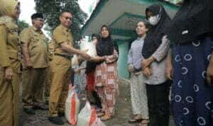 Wali Kota Pontianak, Edi Rusdi Kamtono menyerahkan bantuan cadangan pangan berupa beras kepada warga penghuni Rusunawa. (Foto: Prokopim/Kominfo For KalbarOnline.com)