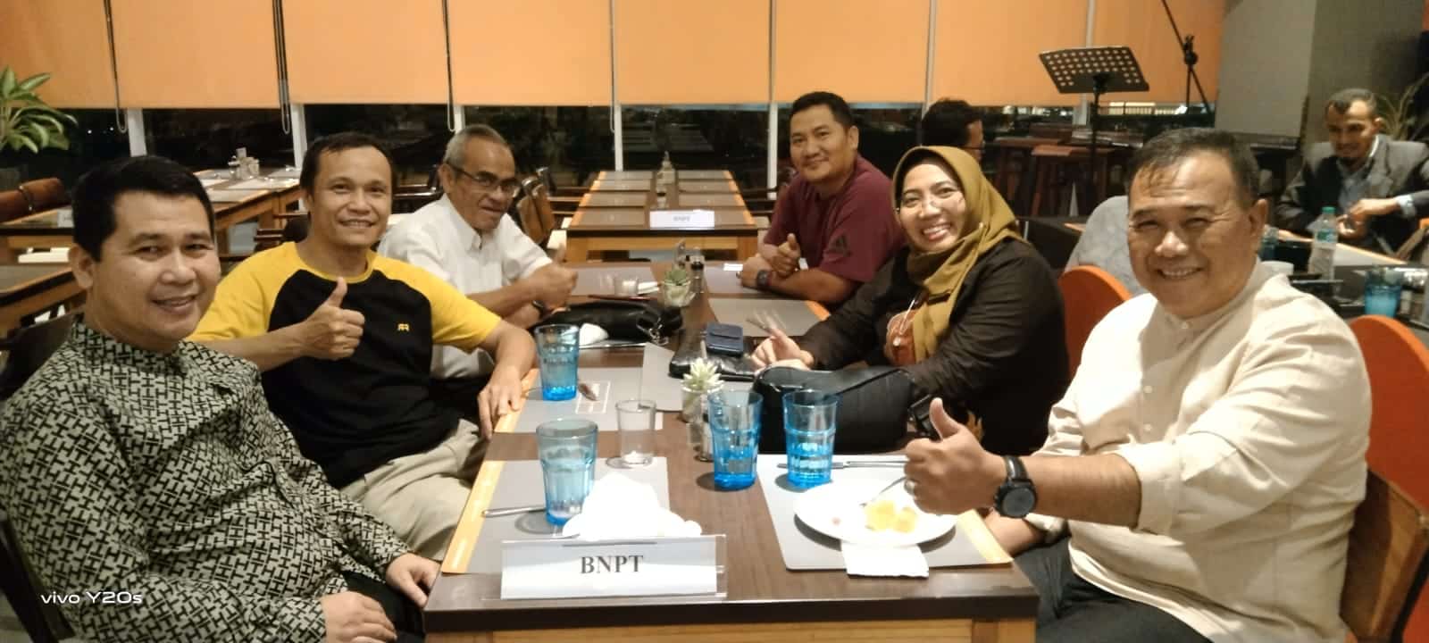Ketua Bidang Penelitian FKPT Provinsi Kalbar, Yusriadi (baju hitam lis kuning) berfoto di sela-sela mengikuti kegiatan ToT yang diadakan oleh Badan Nasional Penanggulangan Terorisme (BNPT). (Foto: Istimewa)