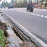 Trotoar di sejumlah titik di jalan Kota Pontianak terlihat sudah rusak dan pecah-pecah. (Foto: Jauhari)
