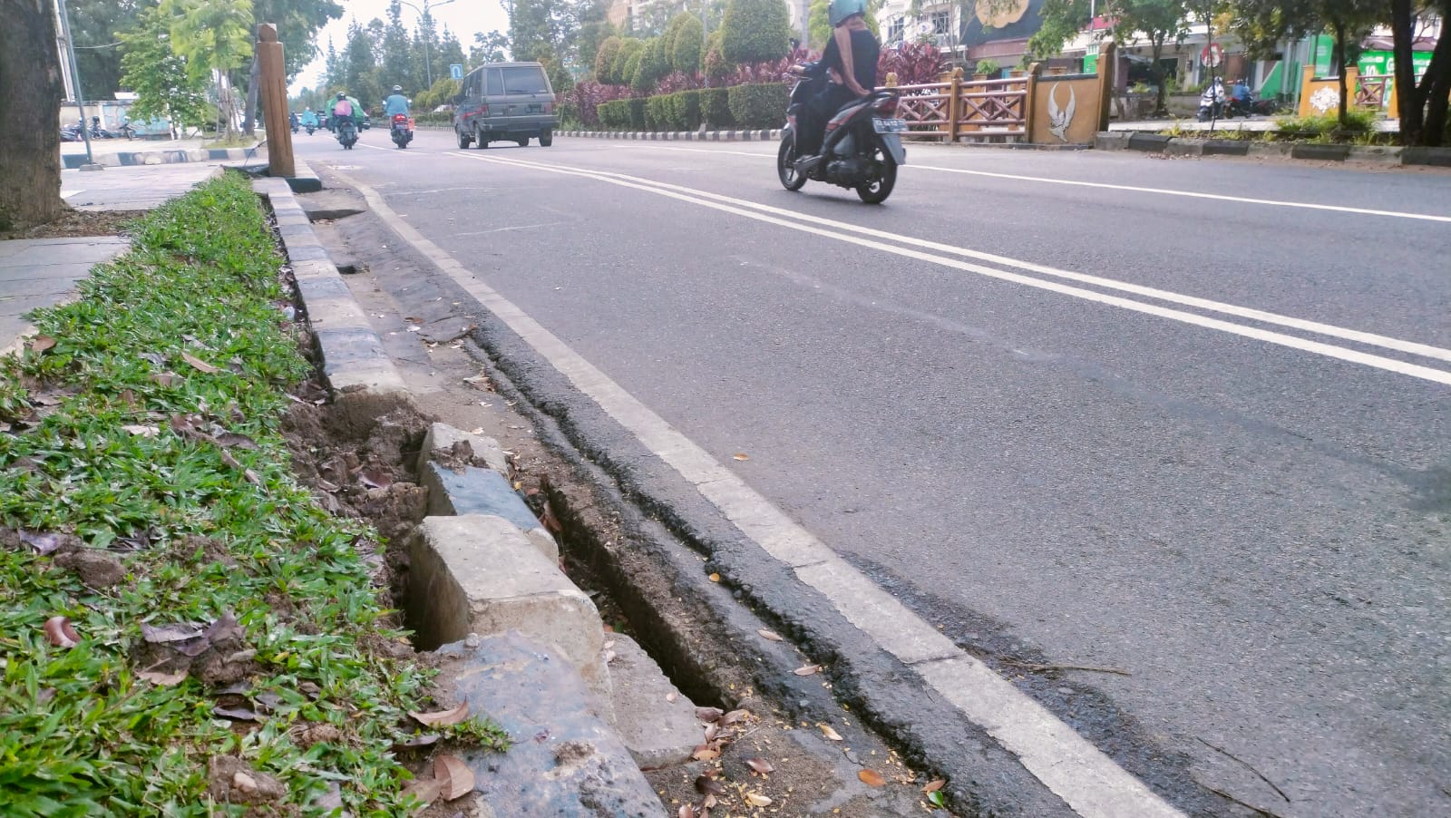 Trotoar di sejumlah titik di jalan Kota Pontianak terlihat sudah rusak dan pecah-pecah. (Foto: Jauhari)