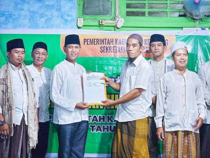 Wakil Bupati Ketapang, Farhan menyerahkan dana hibah daerah kepada pengurus dan yayasan Masjid Al-Falah di Kecamatan Delta Pawan, Senin (03/04/2023). (Foto: Adi LC)