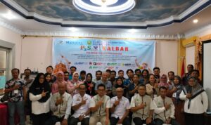 Foto bersama peserta Pelatihan dan Sertifikasi Tenaga Kerja Konstruksi, di Hotel Shafira, Jalan Jenderal Ahmad Yani, Kecamatan Kapuas, Kabupaten Sanggau, Rabu (05/04/2023). (Foto: Yenni Fiantisari)