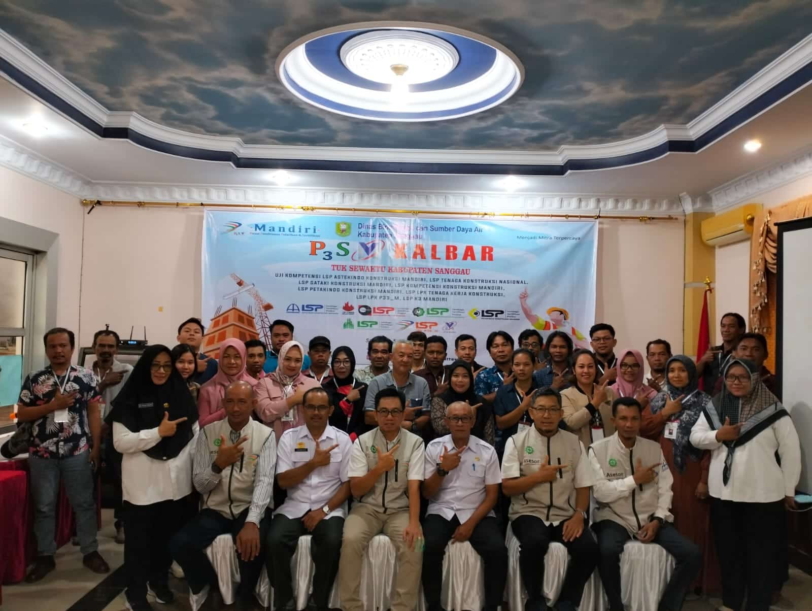 Foto bersama peserta Pelatihan dan Sertifikasi Tenaga Kerja Konstruksi, di Hotel Shafira, Jalan Jenderal Ahmad Yani, Kecamatan Kapuas, Kabupaten Sanggau, Rabu (05/04/2023). (Foto: Yenni Fiantisari)