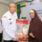 Gubernur Kalbar, Sutarmidji menyerahkan bantuan beras kepada masyarakat di sela-sela menghadiri peluncuran program bantuan pangan Provinsi Kalbar di Kantor Camat Pontianak Selatan, Rabu (05/04/2023). (Foto: Jauhari)
