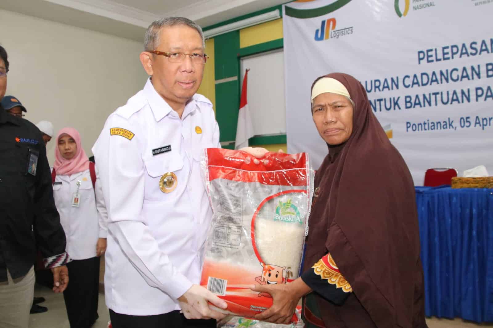 Gubernur Kalbar, Sutarmidji menyerahkan bantuan beras kepada masyarakat di sela-sela menghadiri peluncuran program bantuan pangan Provinsi Kalbar di Kantor Camat Pontianak Selatan, Rabu (05/04/2023). (Foto: Jauhari)