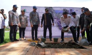 Bupati Kapuas Hulu, Fransiskus Diaan secara bersama-sama melakukan peletakan batu pertama dimulainya pembangunan Waterfront Siluk Putussibau, Rabu (05/04/2023). (Foto: Ishaq)