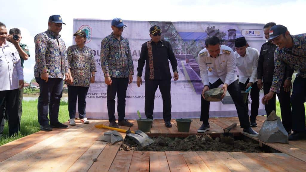Bupati Kapuas Hulu, Fransiskus Diaan secara bersama-sama melakukan peletakan batu pertama dimulainya pembangunan Waterfront Siluk Putussibau, Rabu (05/04/2023). (Foto: Ishaq)