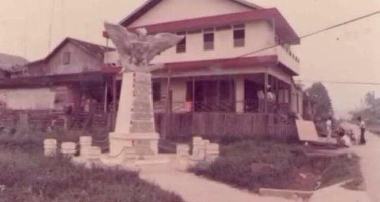 Tugu Burung Garuda yang dulu pernah ada di Putussibau. (Foto: Dokumen/Istimewa)