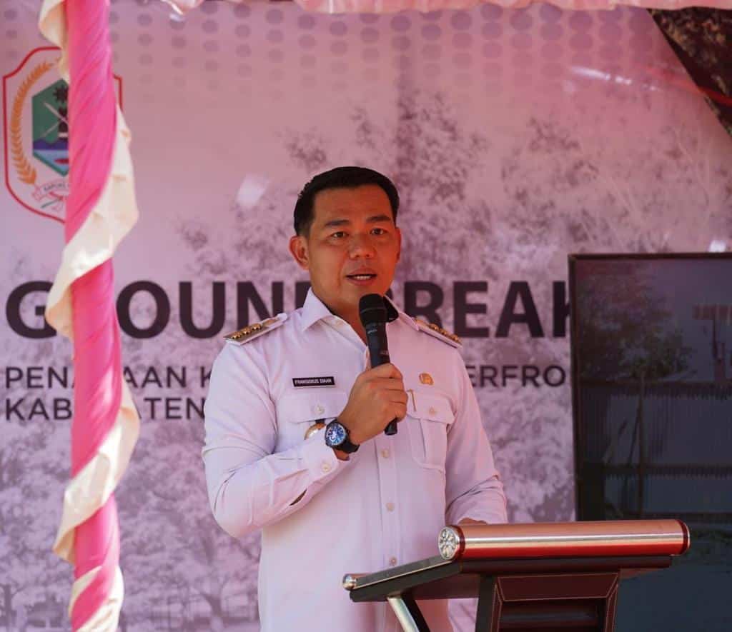 Bupati Kapuas Hulu, Fransiskus Diaan memberikan kata sambutan dalam acara prosesi peresmian peletakan batu pertama pembangunan Waterfront Siluk Putussibau, Rabu (05/04/2023). (Foto: Ishaq)