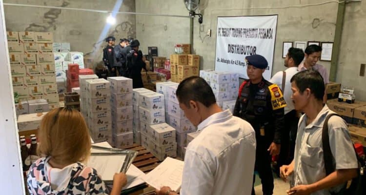 Polda Kalbar mengamakan ratusan botol miras ilegal berbagai merek di sebuah gudang di Jalan Adi Sucipto, Kecamatan Pontianak Selatan, Kota Pontianak, pada Operasi (Ops) Pekat Kapuas 2023, Kamis (06/04/2023). (Foto: Jauhari)
