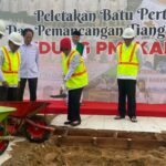 Ketua Palang Merah Indonesia (PMI) Provinsi Kalimantan Barat, Lismaryani Sutarmidji ikut melakukan prosesi peletakan batu pertama pembangunan gedung/markas PMI Provinsi Kalbar. (Foto: Jauhari)