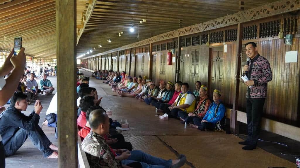 Sosialisasi rehabilitasi cagar budaya Rumah Betang Lunsa Hilir, di Desa Urang Unsa, Kecamatan Putussibau Selatan, Kabupaten Kapuas Hulu, Kamis (06/04/2023). (Foto: Ishaq)