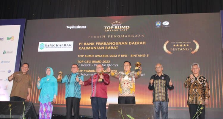 Bank Kalbar kembali meraih penghargaan tingkat nasional dalam ajang Top BUMD Award 2023 yang digelar di Dian Ballroom lantai 2, Hotel Raffless, Kuningan Jakarta, Rabu (05/04/2023). (Foto: Bank Kalbar)