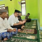 Wakil Bupati Kubu Raya, Sujiwo menunaikan shalat Jumat berjemaah di Masjid Amanatul Hasanah, Kampung Kembang Wonosari, Desa Kuala Dua, Kecamatan Sungai Raya, Jumat (07/04/2023). (Foto: Jauhari)