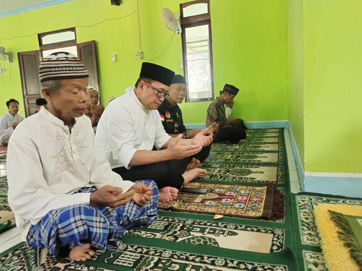 Wakil Bupati Kubu Raya, Sujiwo menunaikan shalat Jumat berjemaah di Masjid Amanatul Hasanah, Kampung Kembang Wonosari, Desa Kuala Dua, Kecamatan Sungai Raya, Jumat (07/04/2023). (Foto: Jauhari)