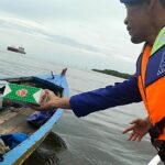 Personel Sat Polairud Polres Ketapang menyerahkan makanan untuk berbuka puasa (takjil) kepada nelayan pesisir. (Foto: Humas Polres Ketapang)