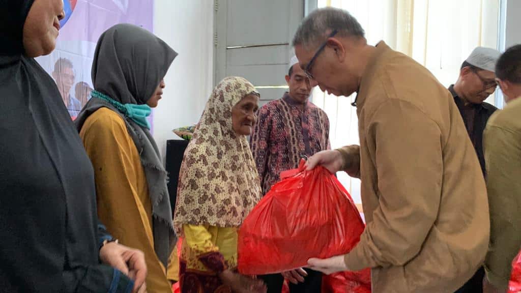 Gubernur Kalbar, Sutarmidji menyerahkan bansos paket pangan kepada seorang nenek di Kecamatan Jongkat, dalam agenda Safari Ramadhan di Kantor Camat Jongkat, Sabtu (08/04/2023). (Foto: Jauhari)