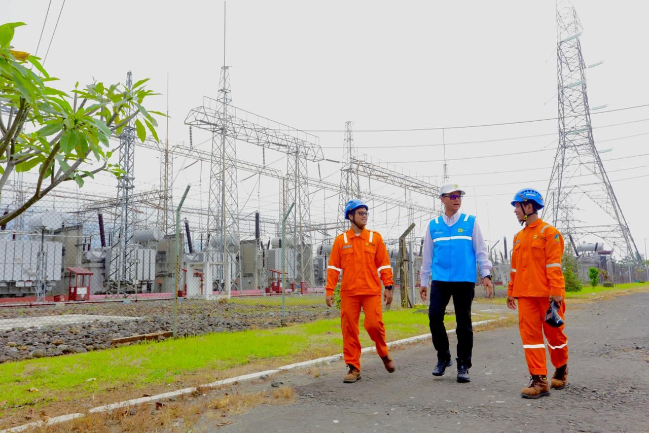 Direktur Utama PT PLN (Persero), Darmawan Prasodjo melakukan pengecekan lapangan dalam rangka menjaga keandalan listrik PLN. (Foto: Dokumen/PLN)
