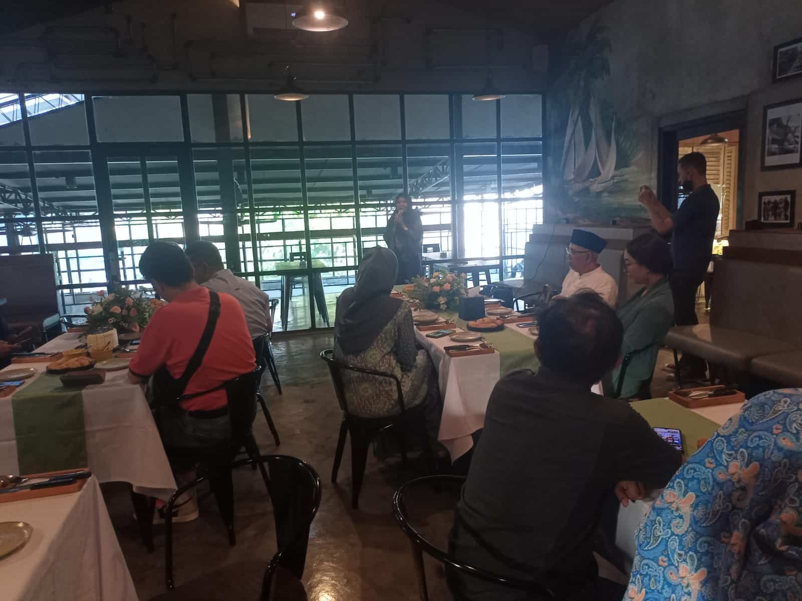 Diskusi karhutla dan acara buka puasa bersama insan pers, di Porthouse 99 Cafe and Resto, Jalan Kom Yos Sudarso, Kota Pontianak. (Foto: KalbarOnline.com)