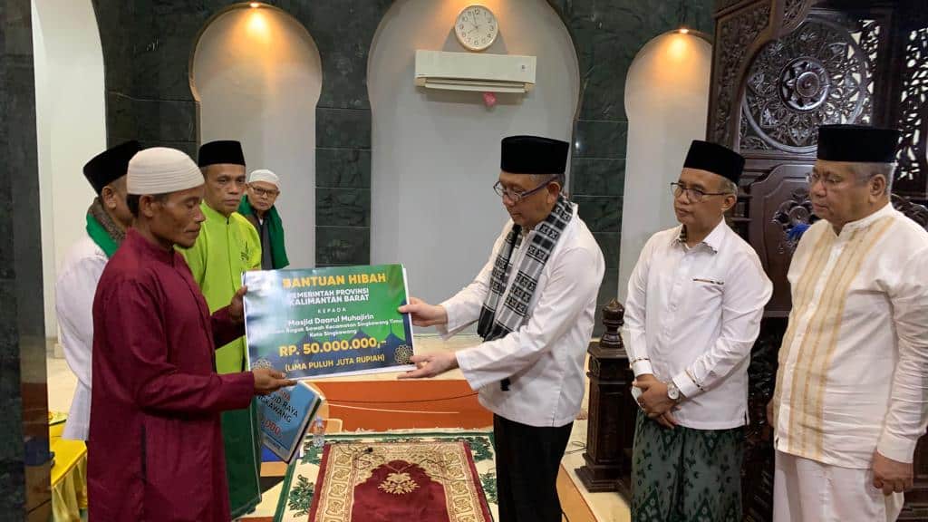 Gubernur Kalbar, Sutarmidji menyerahkan sejumlah bantuan hibah daerah kepada beberapa rumah ibadah, dalam agenda Safari Ramadhan di Masjid Raya Kota Singkawang, Sabtu (08/04/2023). (Foto: Jauhari)