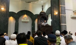 Gubernur Kalbar, Sutarmidji memberikan tausiyah dalam acara Safari Ramadhan di Masjid Raya Kota Singkawang, Sabtu (08/04/2023). (Foto: Jauhari)