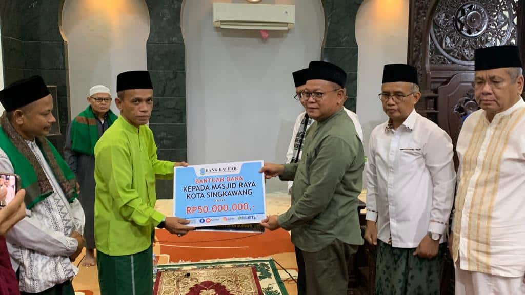 Direktur Utama (Dirut) Bank Kalbar, Rokidi menyerahkan bantuan Rp 50 juta kepada Masjid Raya Singkawang. (Foto: Jauhari)
