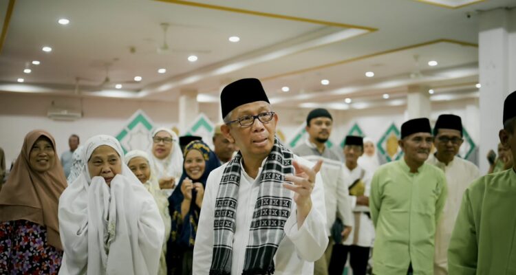 Gubernur Kalbar, Sutarmidji melakukan Safari Ramadhan di Masjid Raya Kota Singkawang, Sabtu (08/04/2023) malam. (Foto: Jauhari)