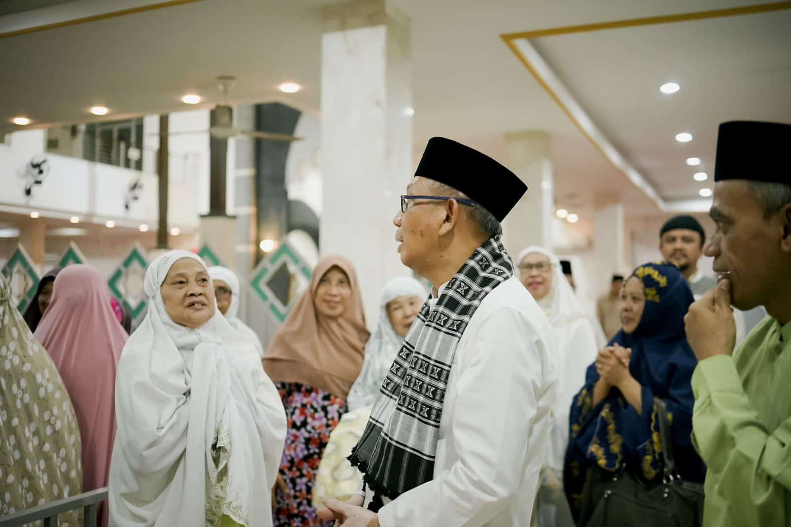 Gubernur Kalbar, Sutarmidji berbincang dengan para jemaah ibu-ibu di sela-sela Safari Ramadhan di Masjid Raya Kota Singkawang, Sabtu (08/04/2023) malam. (Foto: Jauhari)