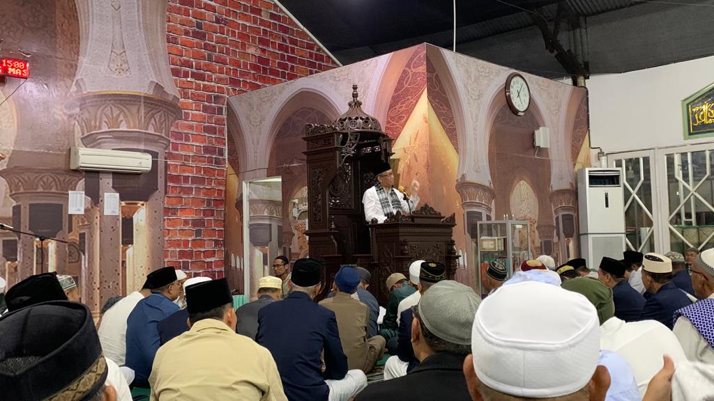 Gubernur Kalbar, Sutarmidji menyampaikan kuliah subuh di Masjid Agung Nurul Islam, dalam rangkaian Safari Ramadhan 1444 H di Kota Singkawang, Minggu (09/04/2023). (Foto: Jauhari)