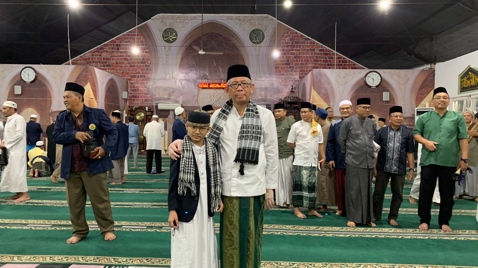 Mengawali agenda Safari Ramadhan hari kedua di Kota Singkawang, Gubernur Kalbar, Sutarmidji mengisi kuliah subuh di Masjid Agung Nurul Islam, Minggu (09/04/2023). (Foto: Jauhari)