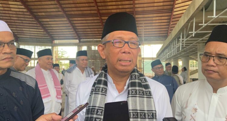 Gubernur Kalimantan Barat, Sutarmidji memberikan keterangan pers usai meninjau progres pembangunan Masjid Agung Kota Singkawang, Minggu (09/04/2023). (Foto: Jauhari)