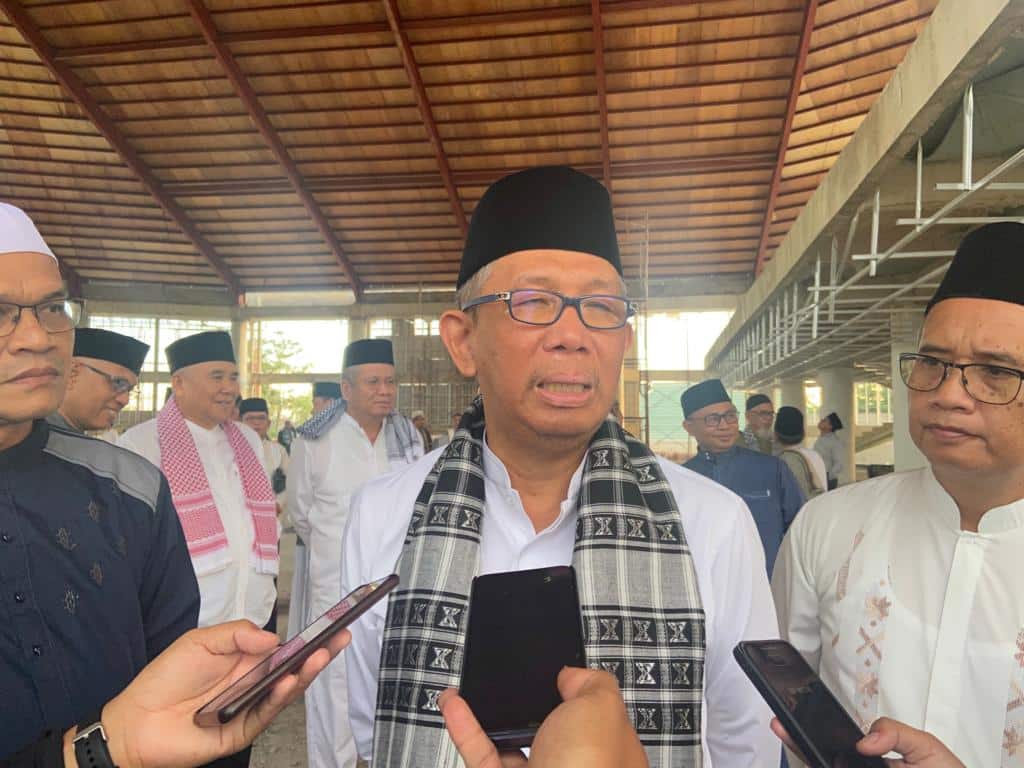 Gubernur Kalimantan Barat, Sutarmidji memberikan keterangan pers usai meninjau progres pembangunan Masjid Agung Kota Singkawang, Minggu (09/04/2023). (Foto: Jauhari)