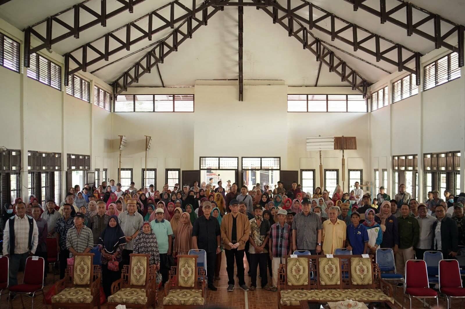 Gubernur Kalbar, Sutarmidji berfoto bersama masyarakat di sela-sela seremonial penyerahan paket bansos pangan secara simbolis di Kota Singkawang, Minggu (09/04/2023). (Foto: Jauhari)