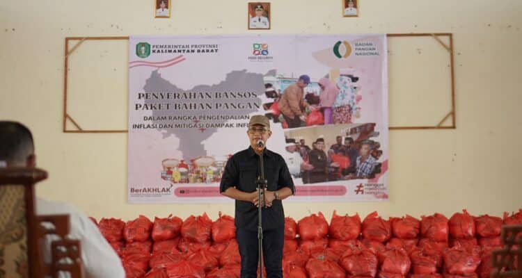 Penjabat (Pj) Wali Kota Singkawang, Sumastro memberikan kata sambutan pada seremonial penyerahan bantuan sosial (bansos) bahan pangan di Kantor Camat Singkawang Utara, Minggu (09/04/2023). (Foto: Jauhari)