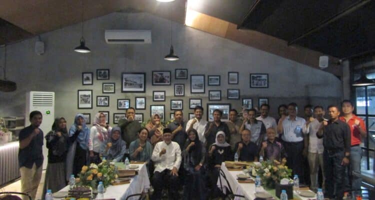 Gapki cabang Kalbar foto bersama insan pers di sela-sela acara buka puasa bersama di Porthouse 99 Cafe and Resto, Jalan Kom Yos Sudarso, Kota Pontianak, Sabtu (08/04/2023). (Foto: Humas Gapki Kalbar)