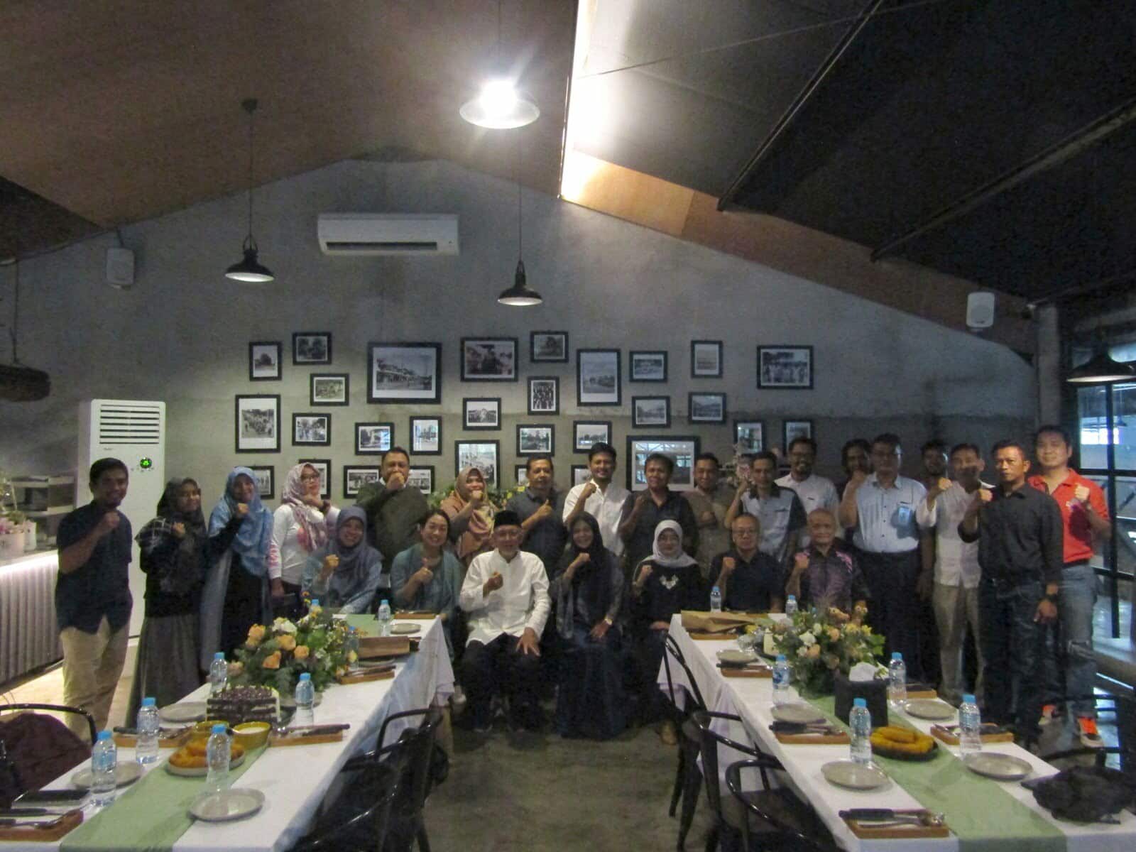 Gapki cabang Kalbar foto bersama insan pers di sela-sela acara buka puasa bersama di Porthouse 99 Cafe and Resto, Jalan Kom Yos Sudarso, Kota Pontianak, Sabtu (08/04/2023). (Foto: Humas Gapki Kalbar)