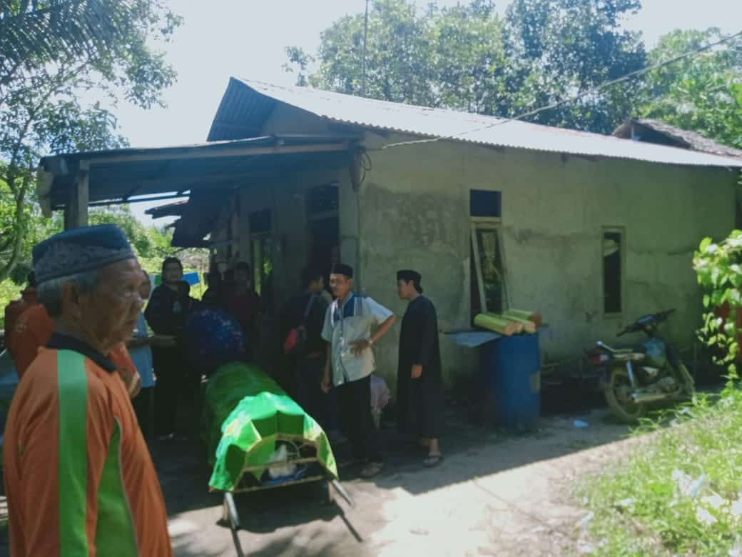Jenazah almarhumah disemayamkan di pemakaman umum Desa Pematang Tujuh, Dusun Suka Damai, Kecamatan Rasau Jaya, Kabupaten Kubu Raya. (Foto: Humas Polres Kubu Raya)