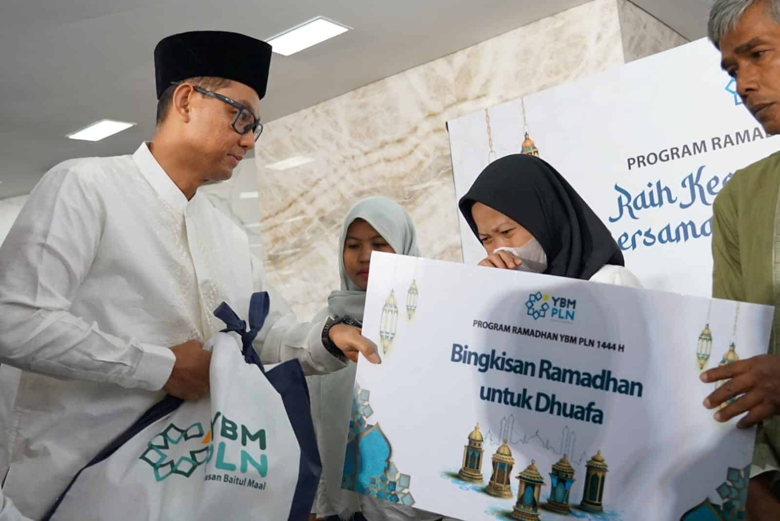 Direktur Utama PLN, Darmawan Prasodjo menyerahkan bingkisan Ramadhan kepada kaum dhuafa melalui program Ramadan YBM PLN. (Foto: PLN)