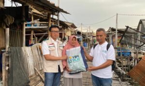 Direktur Utama PLN, Darmawan Prasodjo menyerahkan bantuan PLN melalui program Ramadan YBM PLN. (Foto: PLN)