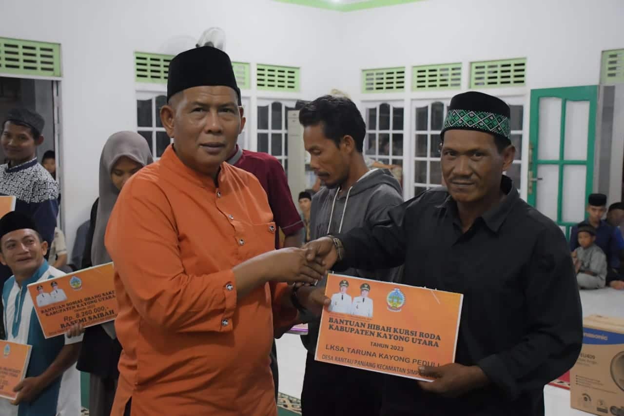 Bupati KKU, Citra Duani memberikan bantuan kepada masyarakat dalam agenda Safari Ramadhan di Masjid Nurul Yaqin, Desa Rantau Panjang, Kecamatan Simpang Hilir, Sabtu (08/04/2023) malam. (Foto: Prokopim)