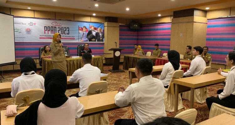 Kepala Disporapar Provinsi Kalbar, Windy Prihastari menyampaikan kata sambutan pada pembukaan Seleksi Pertukaran Pemuda Antar Negara (PPAN) Provinsi Kalbar Tahun 2023, Senin (10/04/2023). (Foto: Jauhari)