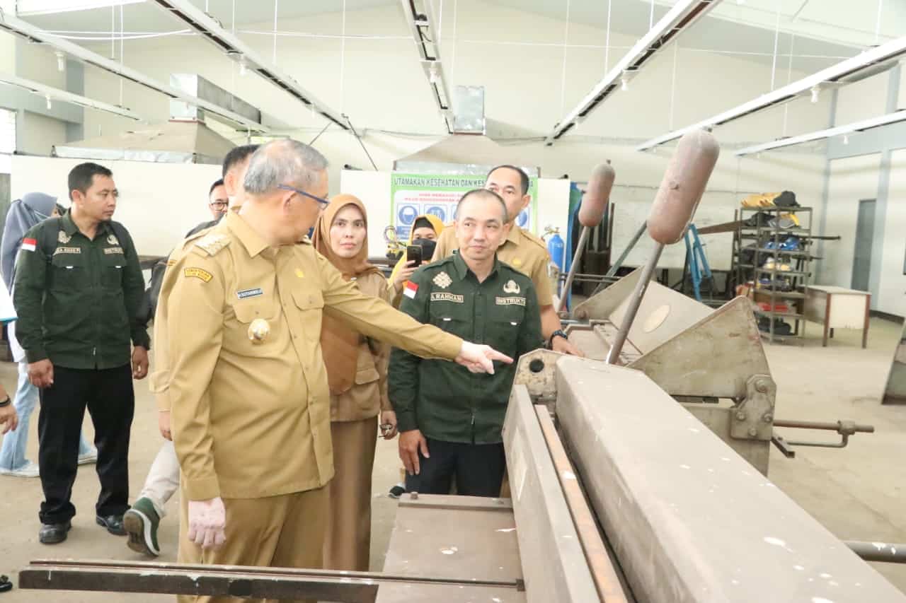 Gubernur Kalbar, Sutarmidji memantau sejumlah peralatan yang berada di gedung workshop mekanik. (Foto: Dokumen/KalbarOnline.com)