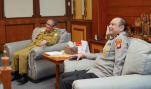 Gubernur Kalbar, Sutarmidji berdiskusi dengan Kapolda Kalbar, Brigjen Pol Pipit Rismanto, di ruang tamu Kantor Gubernur Kalbar, Senin (10/04/2023). (Foto: Humas Polda Kalbar)
