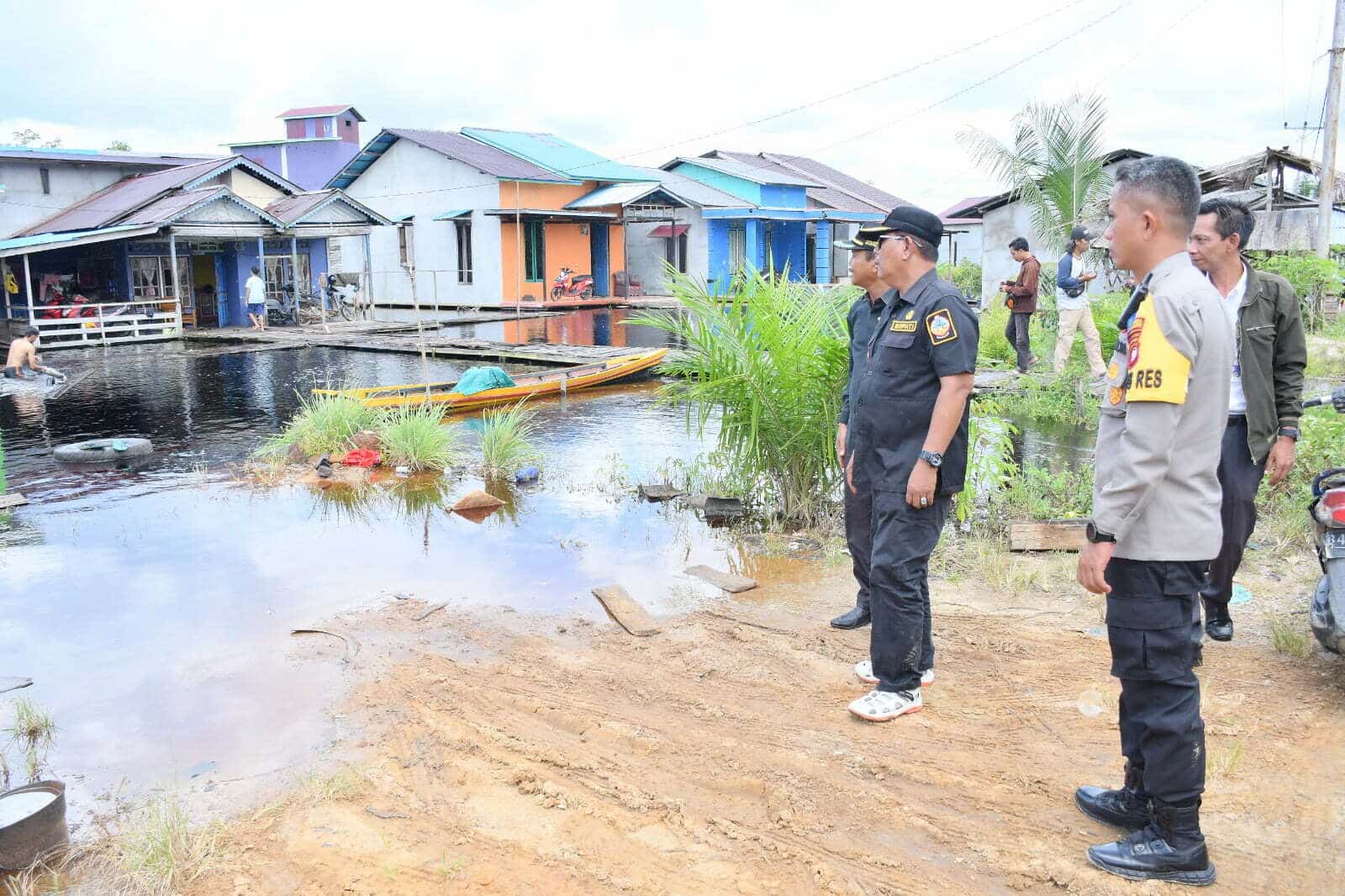 Bupati Kayong Utara, Citra Duani meninjau genangan atau banjir di sejumlah wilayah. (Foto: Prokopim)