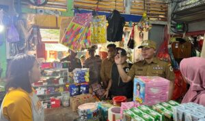 Wakil Bupati Kapuas Hulu, Wahyudi Hidayat melakukan sidak ke sejumlah pasar di Kota Putussibau, Selasa (11/04/2023). (Foto: Ishaq)
