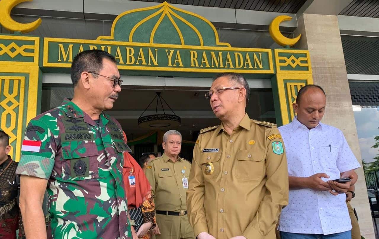 Panglima Komando Daerah Militer (Pangdam) XII/Tanjungpura, Mayjen TNI Sulaiman Agusto bersama Gubernur Kalbar, Sutarmidji. (Foto: Jauhari)
